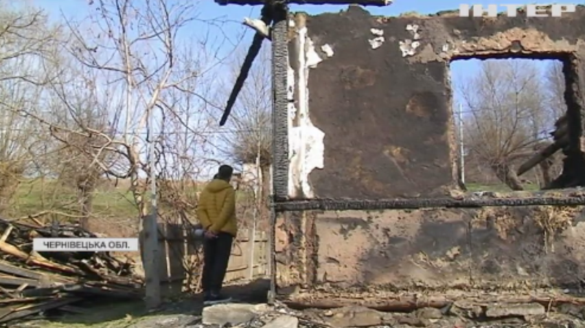 Без даху над головою: на Буковині у багатодітної сім'ї згорів дім