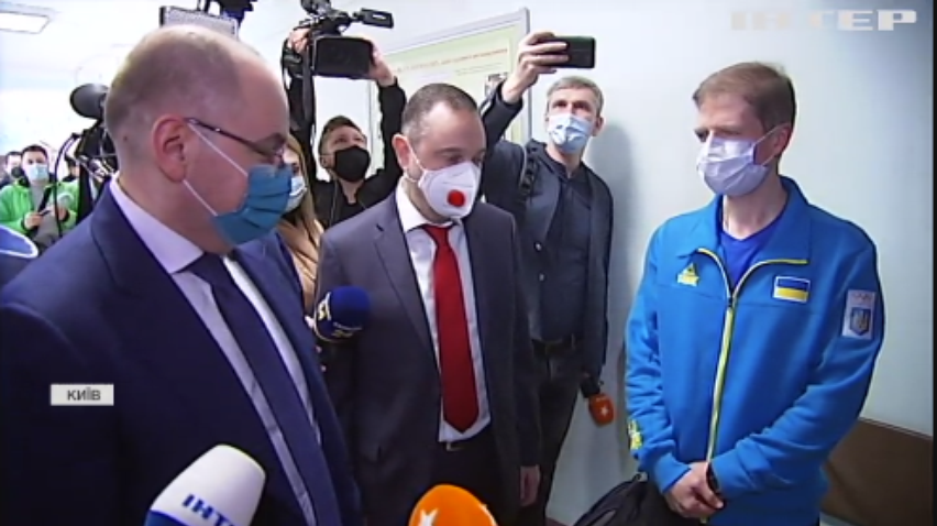Українських спортсменів почали щепити сироваткою "Коронавак"