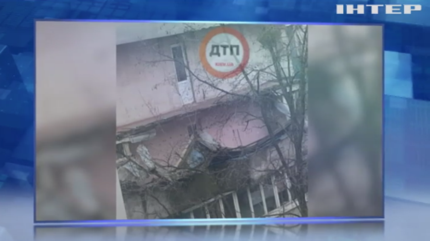 У житловому будинку Києва обвалився балкон