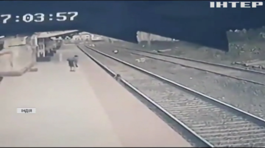 В Індії чоловік врятував дитину із залізничних колій