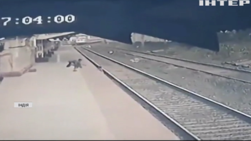 В Індії чоловік врятував хлопчика від потягу