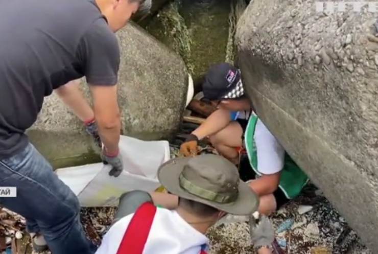 Тайванці очищують пляжі від океанського сміття