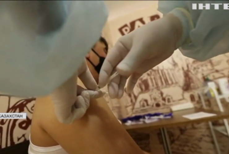 У Казахстані вакцинують жителів власною сироваткою проти COVID-19