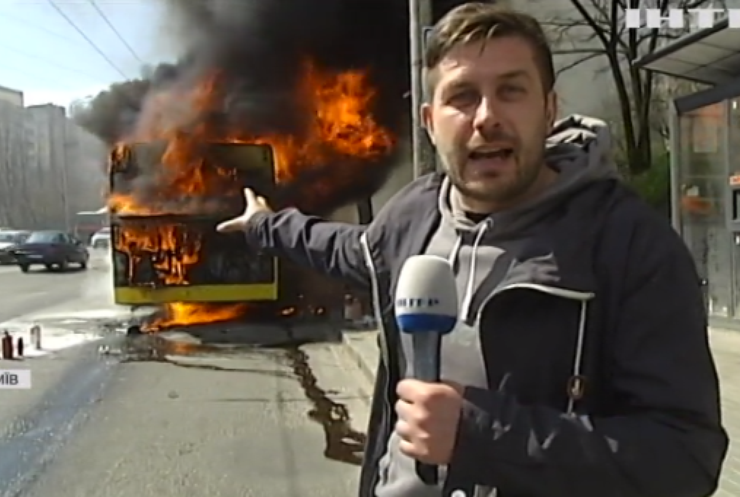 Пожежа і два вибухи: у Києві посеред дороги згорів автобус