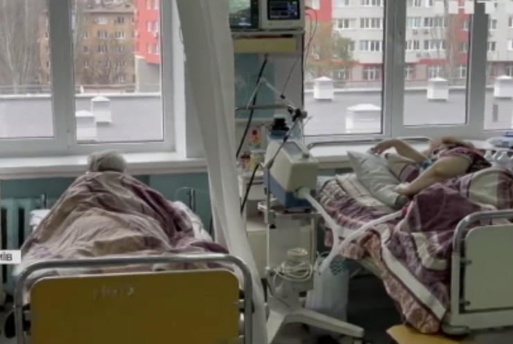 Медики Києва виснажені: лікарні переповнені пацієнтами з COVID-19