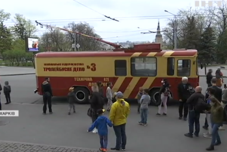 Ретро-тролейбус у Харкові: як на новинку відреагували місцеві?