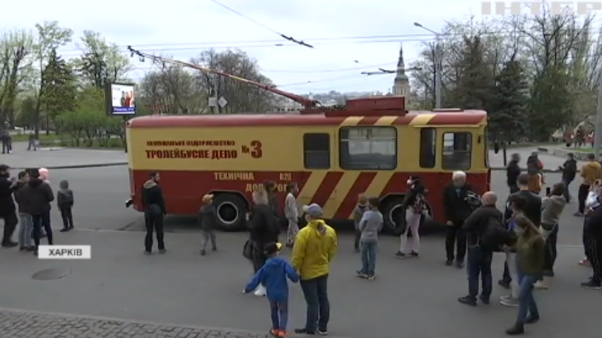 Ретро-тролейбус у Харкові: як на новинку відреагували місцеві?