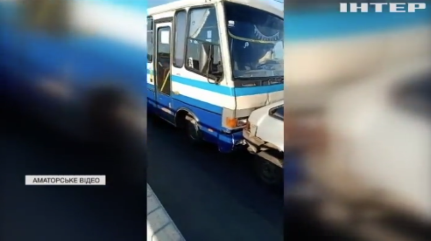 У Дніпрі зіткнулися легковик і два маршрутні автобуси