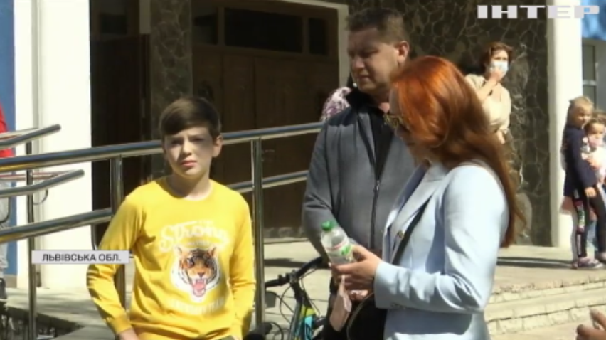 На Львівщині вчителька погрожувала дитині відрізати пальця