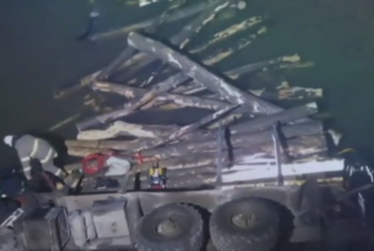 Аварія на Прикарпатті: вантажівка з деревиною впала з мосту