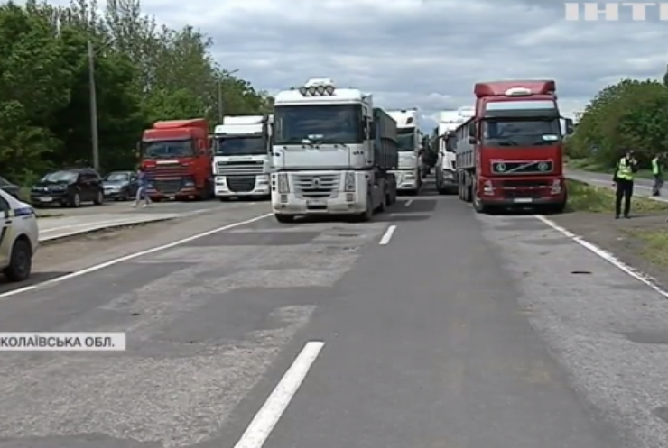 На Миколаївщині фури заблокували державну трасу: в чому причина?