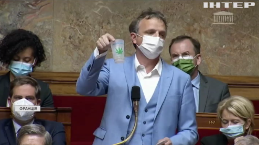 У французький парламент принесли косяк марихуани
