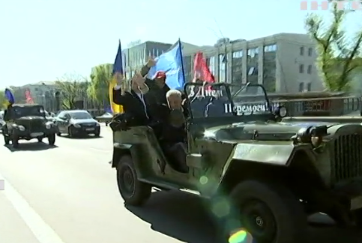 У Києві "Опозиційна платформа - За життя" організувала святковий автопробіг на честь святкування Дня Перемоги