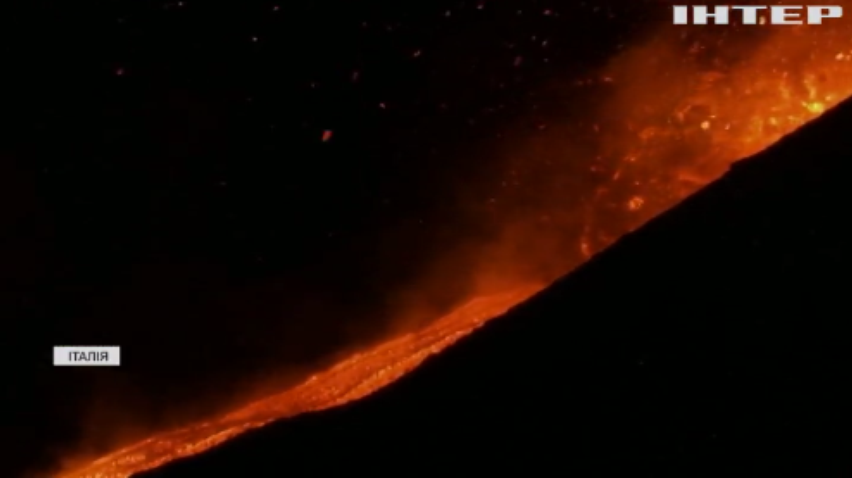 Вулкан Етна викинув в небо стовпи диму та лави