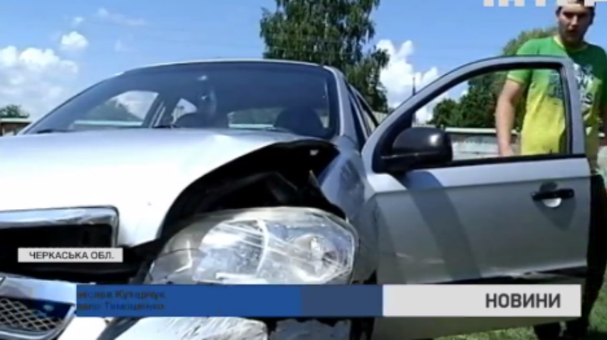 На Черкащині автомобіль з пасажирами провалився під асфальт