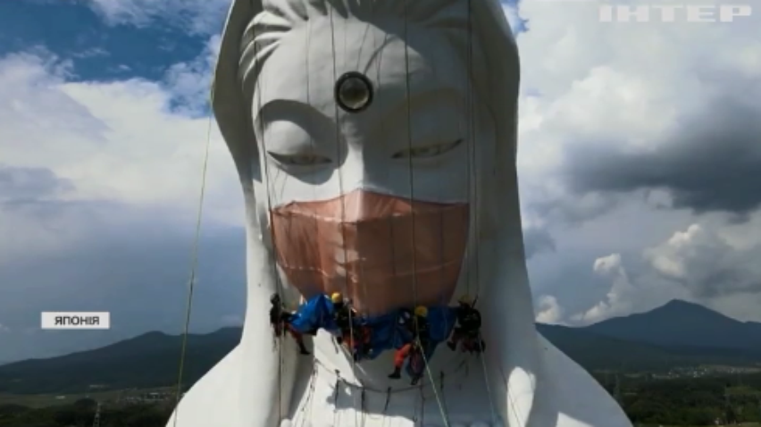 В Японії на статую богині наділи величезну захисну маску