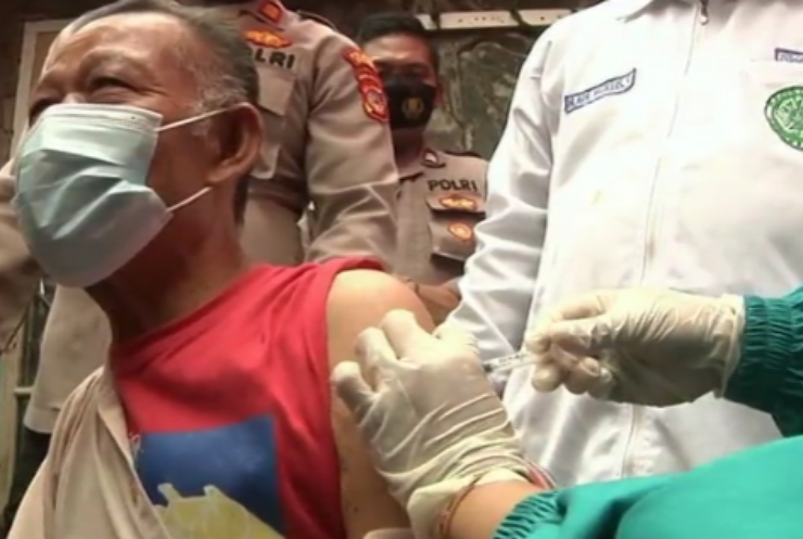 Жителів Індонезії заохочують вакцинуватися куркою