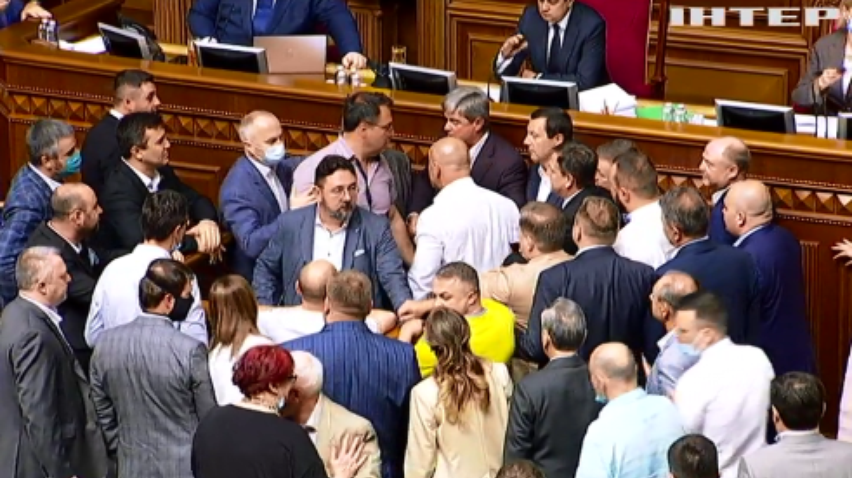 Верховна Рада: депутати вчинили бійку у парламенті
