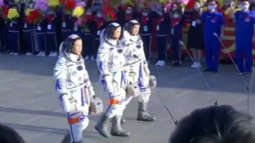 Китай успішно доправив космонавтів на орбітальну станцію
