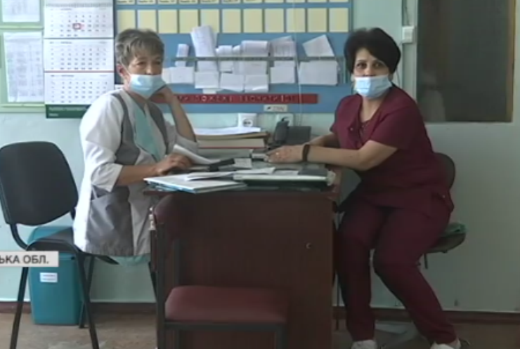 Гроші бачили ще у квітні: медики ковідної лікарні вийшли на протест