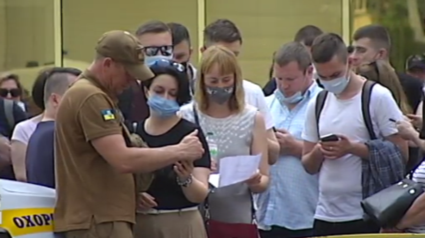 Коронавірус в Україні: у Києві "штурмували" центри вакцинації