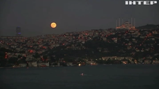 У світі спостерігали "полуничний" місяць