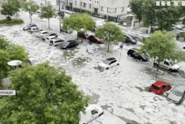 Непогода у Західній Європі: у Німеччині випав град завбільшки з тенісний м'яч