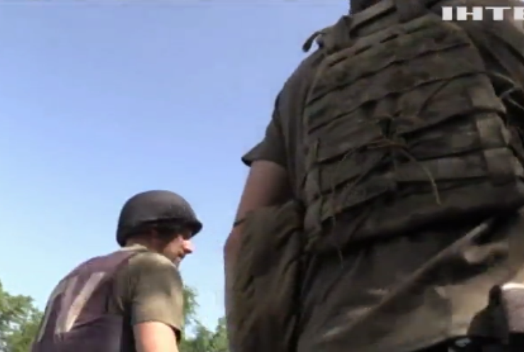На фронті противник поранив українського військового