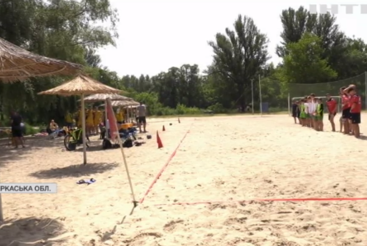 На Черкащині містяни взялись облаштовувати пляж на місці смітнику