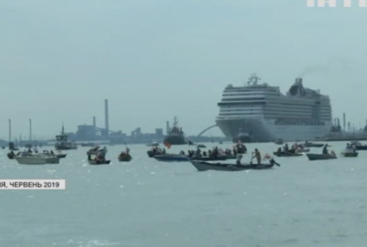 У Венеції протестують проти гігантських туристичних лайнерів