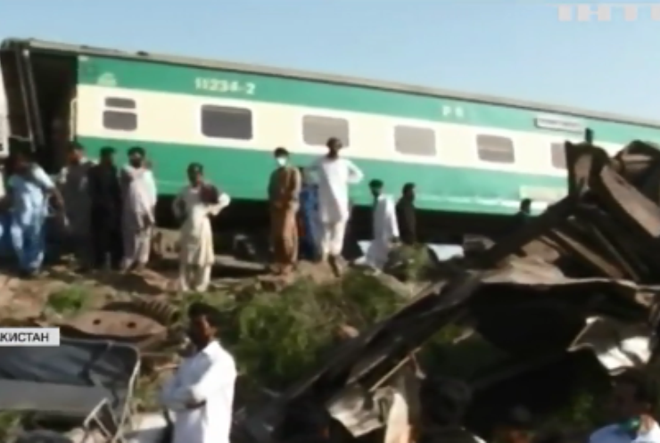 Трагедія у Пакистані: подвійна залізнична аварія забрала життя у більш як 40 людей