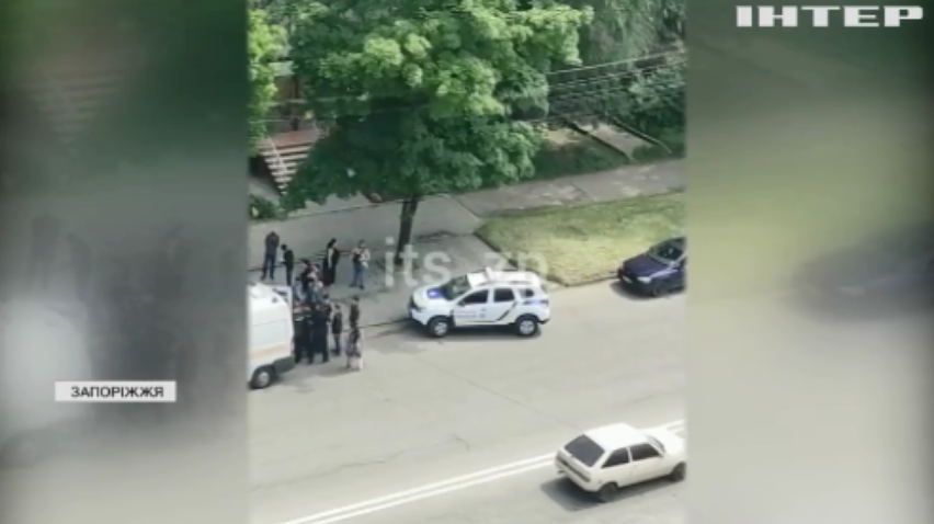 У Запоріжжі розлючений натовп напав на медиків: що сталося?