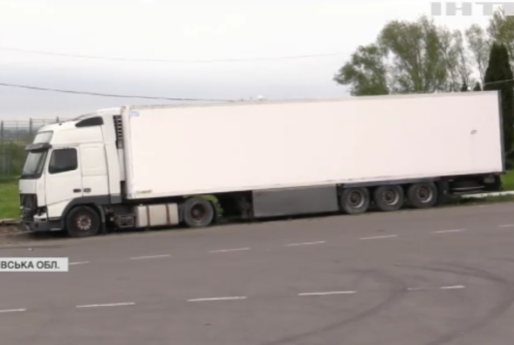 Прикордонники "Шегині" намагаються позбутися вантажівки контрабандистів