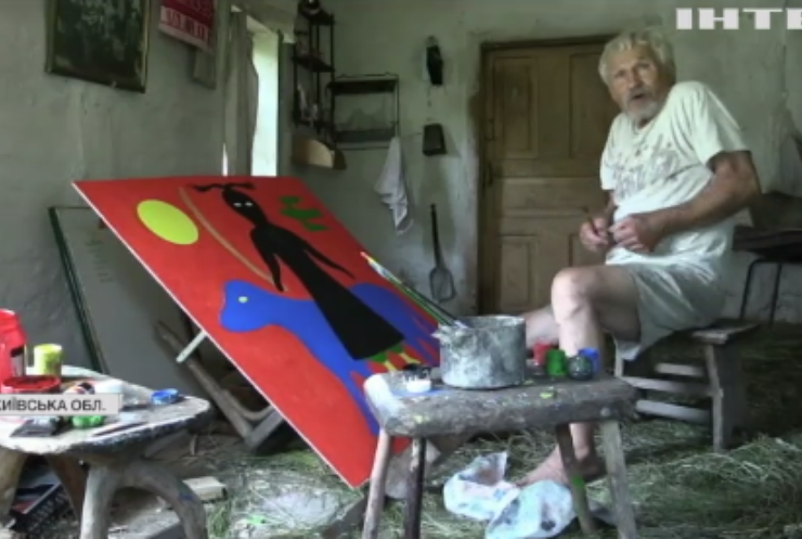 Митець із Київщини витесує фігурки з дерева та малює картини для всієї України