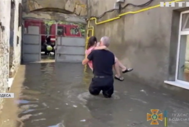 Армагедон в Одесі: зливи затопили вулиці міста