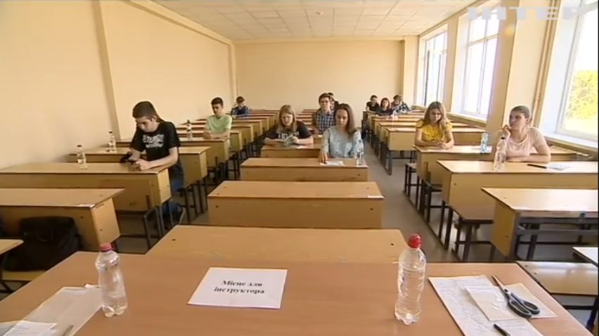 Українські випускники масово провалили тест з історії України: чому так сталося?