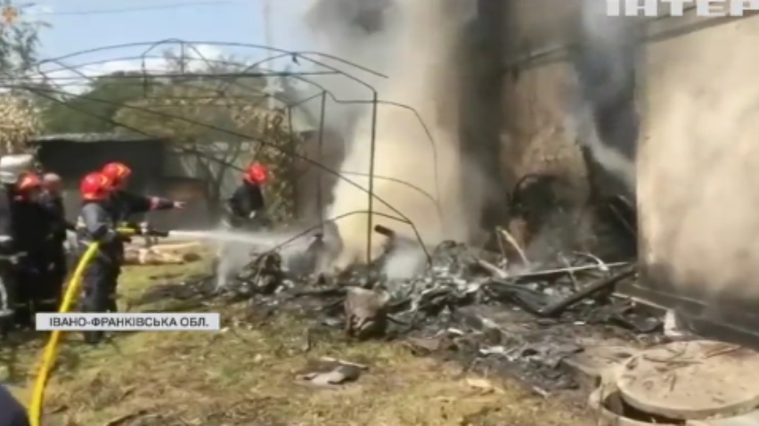 На Прикарпатті спортивний літак впав на приватний будинок: є загиблі