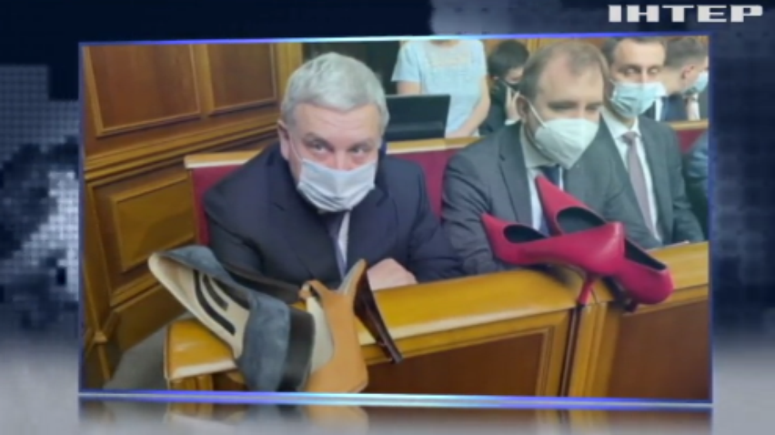 В Україні засудили рішення Міноборони про нову парадну форму для жінок