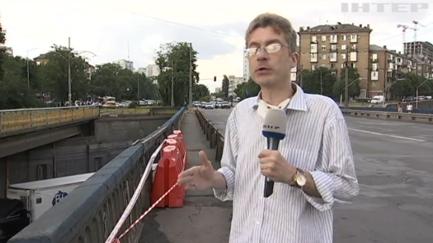 У Києві "втомився" Берестейський міст: шматок шляхопроводу пробив автівку