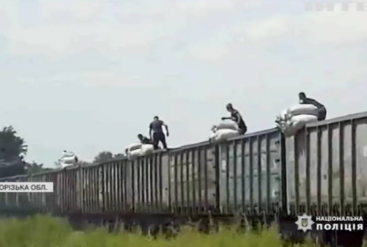 На Запоріжжі бандити обкрадали вантажні потяги