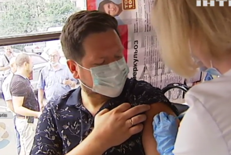 У Києві почали вакцинували людей у маршрутці
