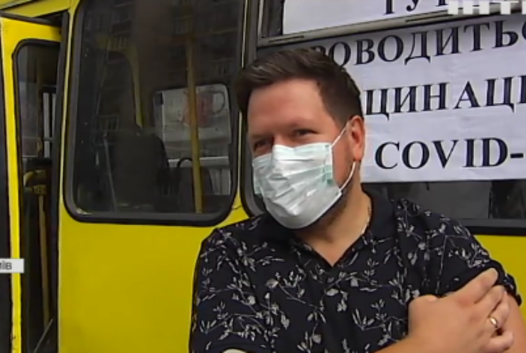 Незвична вакцинація: у Києві почали щепити просто у маршрутці