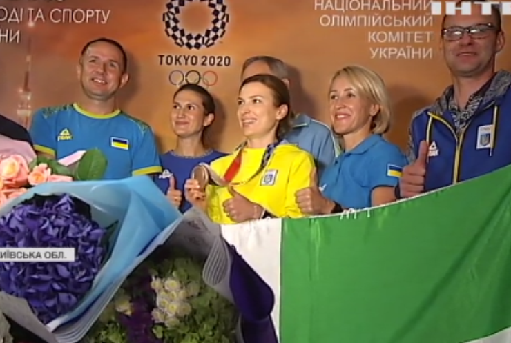 Бронзова призерка Олена Костевич повернулася до України