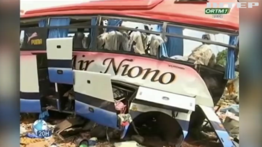 На півдні Малі вантажівка лоб у лоб врізалася у пасажирський автобус