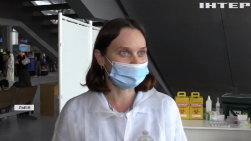 У Києві та Львові вакцинують просто в аеропорту перед вильотом