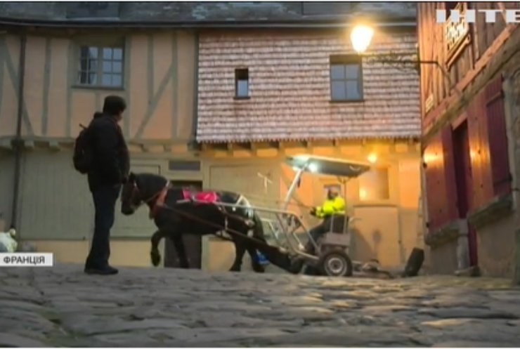 У Франції коні з причепами збирають відходи на перероблення