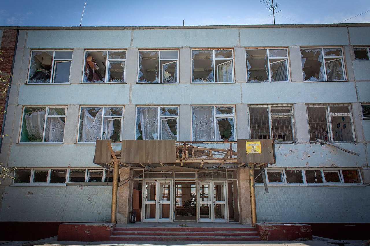 Разбей школу. Школа 51 Луганск. Школа 51 Луганск обстрел. Разбомбили школу в Луганске. Луганск разрушения 2014 школа.