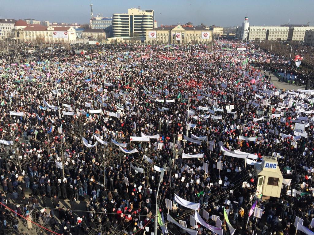 Грозный вышел. Митинг в Чеченской Республике. Митинг в Грозном. Митинг миллион человек. Грозный люди.