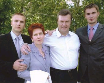 Семья Януковича улетела в неизвестном направлении Семья Януковича улетела в неизвестном направлении