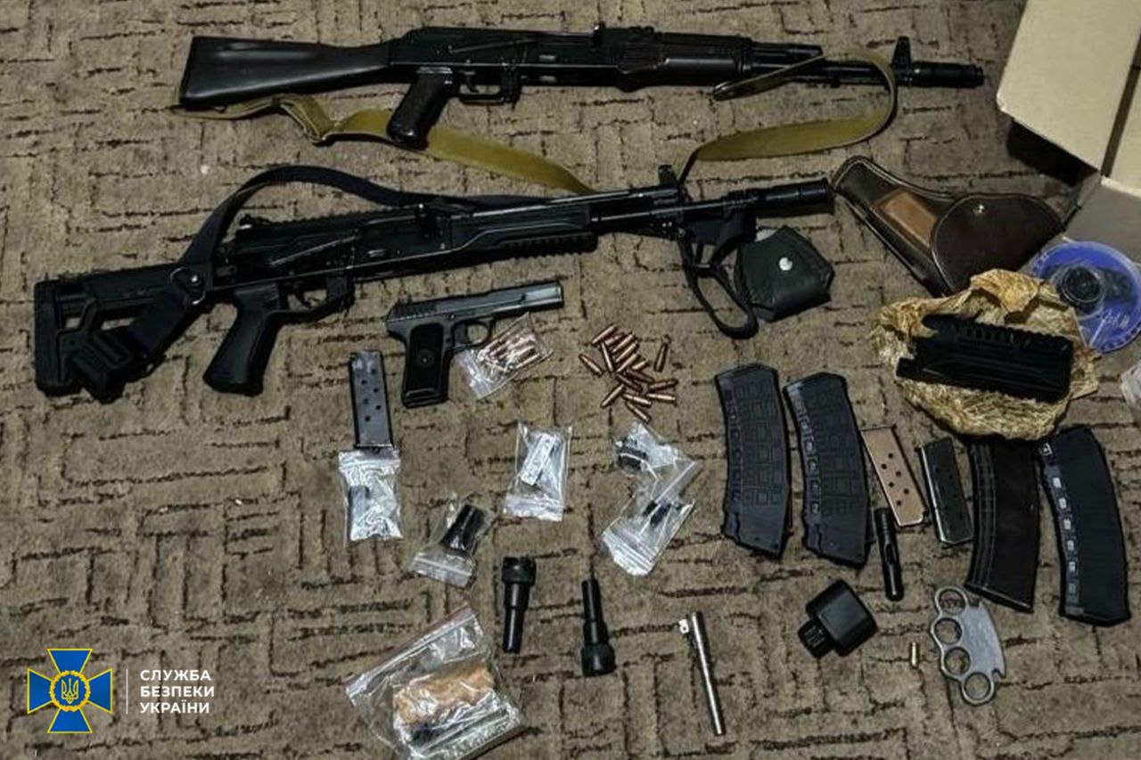 СБУ затримала "чорних зброярів", які продавали криміналітету трофейну зброю